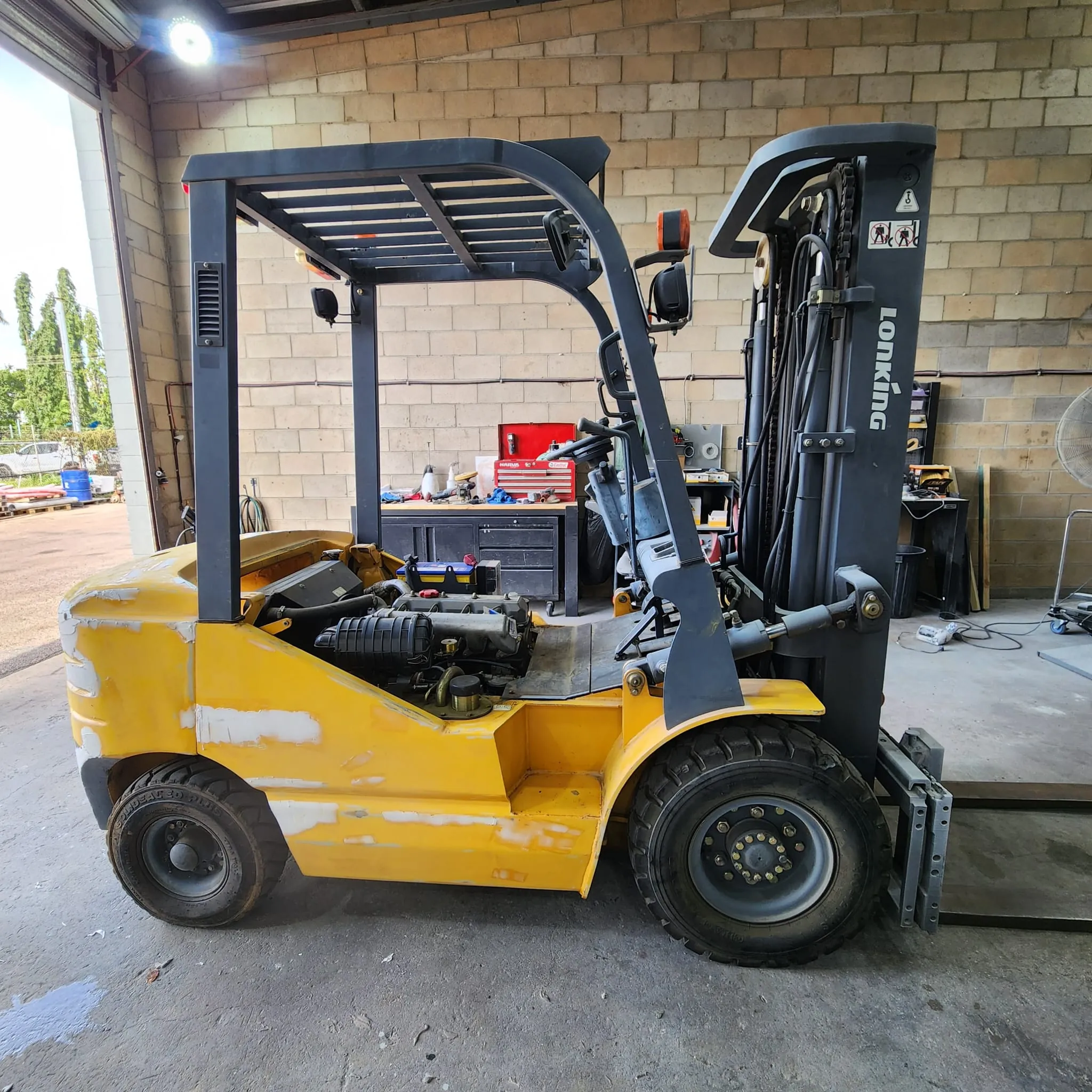 forklift spraypainting